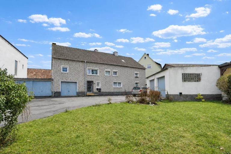 Ca. 306 m² großes Zweifamilienhaus mit viel Potenzial, 6 Garagen zzgl. Halle in IS-Letmathe