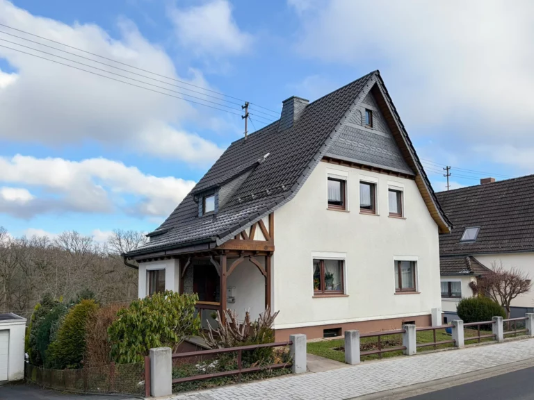 **PREISREDUZIERUNG**
Gemütliches Einfamilienhaus mit toller Weitsicht über das Siegtal in beliebter Wohnlage!