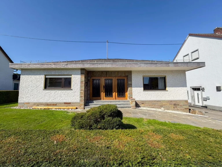 *RESERVIERT* Renovierungsbedürftiger Bungalow mit Sauna & Schwimmbad – nahe Hamm (Sieg)!