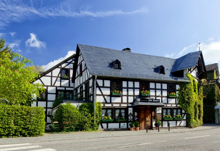 Historisches & geschichtsträchtiges Hotel- & Restaurant
im Herzen von Hamm (Sieg) – Romantikhotel „Alte Vogtei“