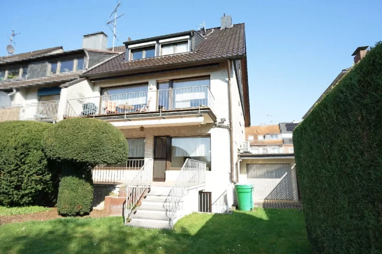 Komplett bezugsfrei: 2-Fam.-Eckhaus mit ca. 227 m² wohnlich ausgebauter Fläche in Köln-Dünnwald!