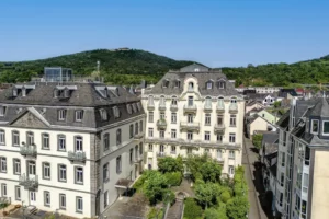 Top Eigentumswohnung mit Rheinblick, 2 Balkonen und Tiefgaragenstellplatz!