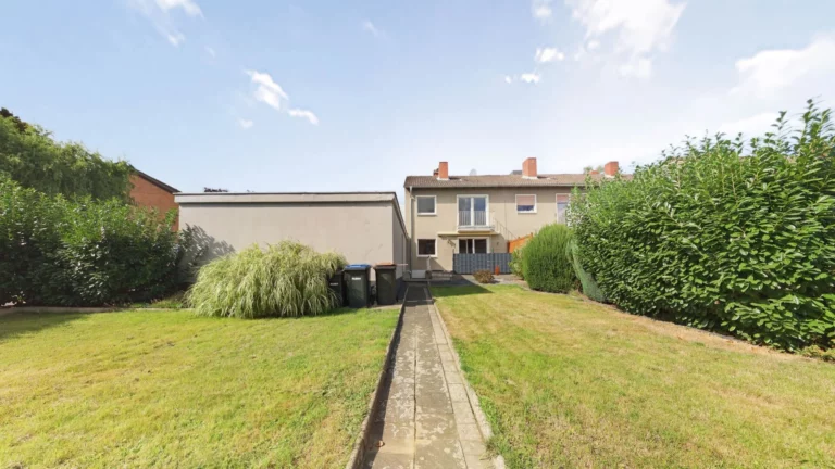 Raumwunder mit viel Grün – Reihenendhaus mit großem Garten und Garage