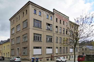Ehemalige Kleiderfabrik bietet mehrere Gestaltungsmöglichkeiten und sucht dafür neuen Bauherren
