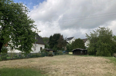 Großzügiges, ebenerdiges Erbpachtgrundstück in zentraler Lage von Windeck!