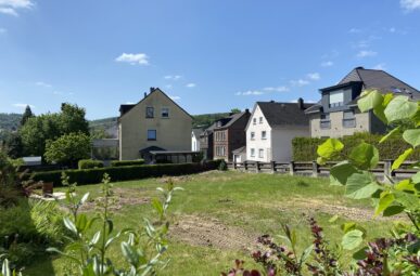 Zentral gelegenes Baugrundstück mit Baugenehmigung für ein MFH – ideal für Investoren!