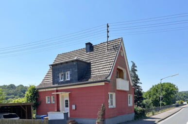 Gepflegtes Einfamilienhaus mit Carport in unmittelbarer Nähe zur Sieg!