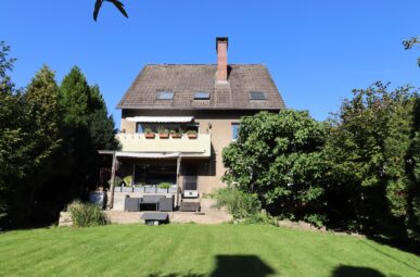 Rheindorf-Süd: Immobilienpaket aus 4-Familienhaus + 2-Familienhaus + 2 Garagen