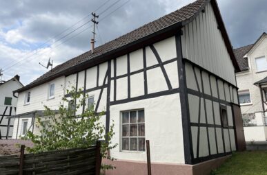 **PREISREDUZIERUNG** 
Solides Einfamilienhaus mit Gestaltungsspielraum in ruhiger Ortsrandlage!