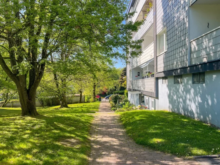 Ideal vermietet – bestens investiert: Top gepflegte Mehrfamilienhausanlage mit 15 Stellplätzen