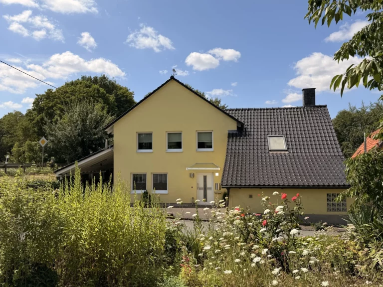 Einfamilienhaus mit großem Garten in verkehrsgünstiger Lage und Wohnmobilstellfläche