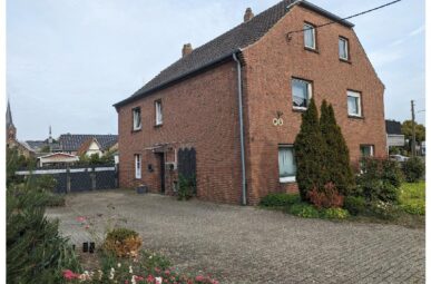 Einfamilienhaus mit Einliegerwohnung auf großem Grundstück in Xanten-Marienbaum