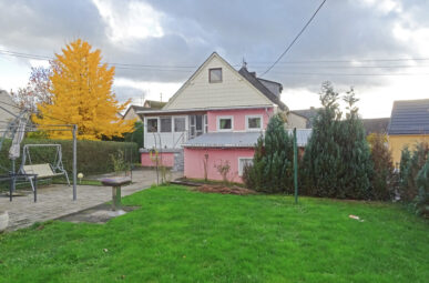Einfamilienhaus mit Einliegerwohnung und großem Wiesengrundstück in dörflicher Lage bei Wallmerod!