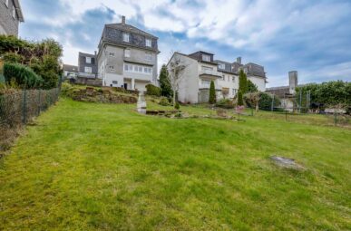 Kapitalanlage oder Mehrgenerationenhaus: Dreifamilienhaus mit Garten in Radevormwald-Keilbeck