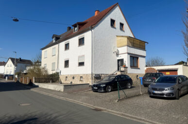 Gepflegtes Zweifamilienhaus mit großem Garten und Garage in guter Lage in Niederhadamar!