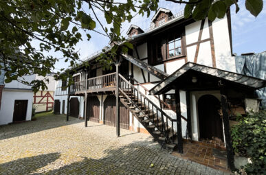 Charmantes Einfamilienhaus mit 3 Garagen in zentraler Wohnlage von Hamm / Sieg!