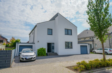 Erdgeschoss-Wohnung mit Garten und Garage
