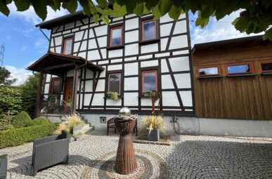 Schickes und gemütliches Fachwerkhaus mit Wintergarten, liebevoll angelegtem Garten & Pool!