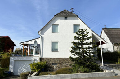 Geräumiges Einfamilienhaus mit Terrasse und Garage – ideal für die kleine Familie!