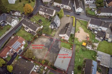 Unbebautes Grundstück und Grundstück mit Wagen- und Lagerhallle – Gesamtfläche 1.517 m²