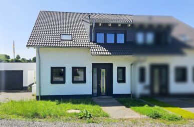 ***PREISREDUZIERUNG***Traumhaftes Wohnen in familienfreundlicher Lage! Attraktive „Neubau“ Doppelhaushälfte mit Garten!