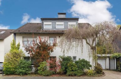 OPLADEN: 2-Familienhaus mit ca. 216 m² Wohnfläche auf 551 m² Grundstück mit Garage