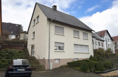 Einfamilienhaus mit Terrasse und Stellplatz