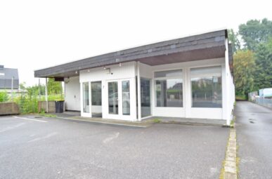 Großes Ladenlokal mit Bürofläche und PKW Stellplätzen