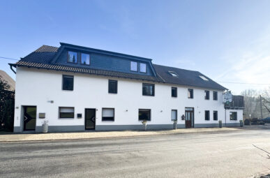 Kapitalanlage oder Eigennutzung! Ländliches Anwesen mit Gastronomie, 3 Wohneinheiten und Grünflächen in Windeck!