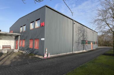 Zwei Montagehallen mit Büro- und Sozialtrakt im Rheinberger Gewerbegebiet