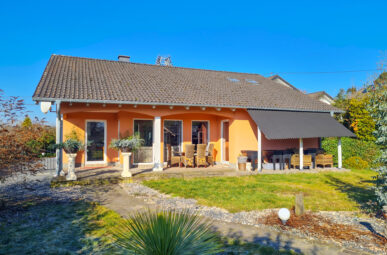 Neuwertiger Bungalow mit über 2.500 m² Grundstück in unverbaubarer Ortsrandlage mit Fernblick nähe Puderbach!