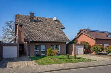 Geräumiges Zweifamilienhaus in Linnich – Investment mit ausgebautem Dachgeschoss!