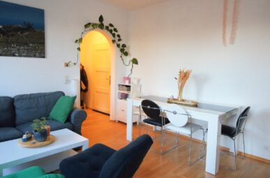 2-ZIMMER WOHNUNG IM CHARMANTEN ALTBAU AM RHEIN ZU MIETEN!