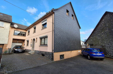 Solides Doppelhaus mit Ladenlokal in zentraler Lage in Rennerod!