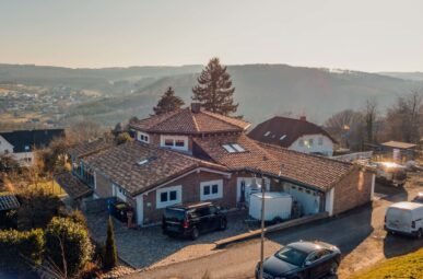 Exklusives Wohnerlebnis: Traumhaftes Einfamilienhaus mit zwei Einliegerwohnungen, Weitblick & Baupotenzial!