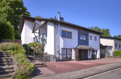 Attraktives Einfamilienhaus mit Einliegerwohnung in ruhiger Höhenlage von Gummersbach-Derschlag!