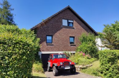 Verklinkertes Einfamilienhaus in Flammersfeld auf großem Grundstück mit separatem Bauplatz!