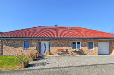 Hochwertiger Bungalow in Zentralort – Erdwärme – BN/SU 25 Min.