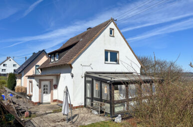Renovierungsbedürftiges Einfamilienhaus mit Wintergarten in Ortsrandlage zw. Hamm und Wissen!