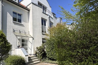 Wohnen mit Reihenhaus-Flair in Top-Lage! Zwei große ETW als Ein-/ oder Zweifamilienhaus nutzbar!