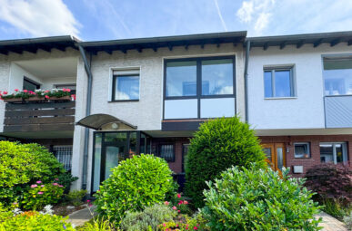 Charmantes Reihenmittelhaus mit Garten, Doppelgarage und Stellplatz in Refrath!