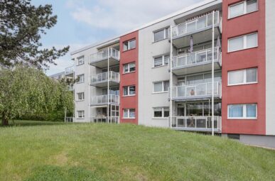 Alles, was das Herz begehrt: Lichtdurchflutete Eigentumswohnung mit Loggia und Stellplatz