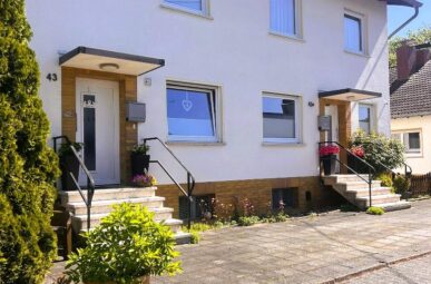 Striefen: Gepflegtes 2-Familienhaus, jede Einheit mit Garten  und  Garage