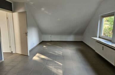 Moderne Dachgeschosswohnung in ruhiger Lage