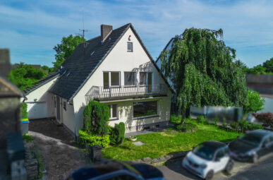 Großzügiges Einfamilienhaus in Köln mit Rheinblick, Gartenidylle und Entwicklungspotential