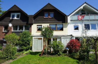 Reihenhaus mit wohnlich ausgebautem Dach, Wintergarten u. Garage in Lev.-Steinbüchel – bezugsfrei!