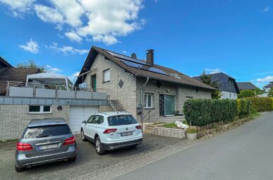 Gepflegtes, verklinkertes Zweifamilienhaus mit zwei Garagen und PV-Anlage in Hennef-Blankenberg!
