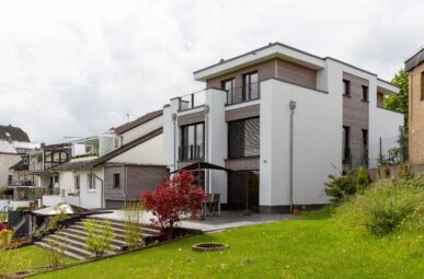 Moderne Architektur, Baujahr 2020, 7 Zimmer, schöner Terrassenblick und großer Garten