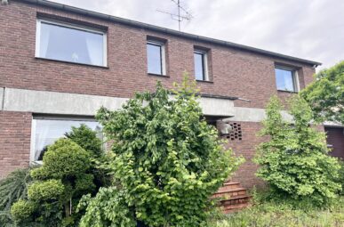 Für die kleine Familie im großen Haus – mit Garten, Pool und 2 Garagen / Köln-Heimersdorf
