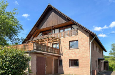 Solides Zweifamilienhaus mit Terrasse und Balkon in ruhiger Lage von Forst!